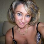 Femme infidèle sexy autoritaire pour mec obéissant
